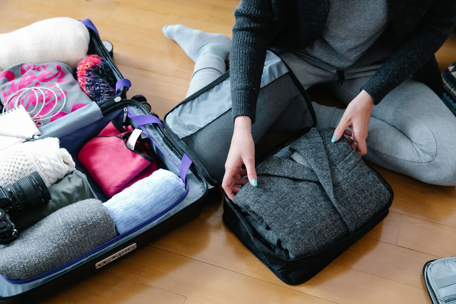 Packing cubes in different sizes organized neatly on a bed