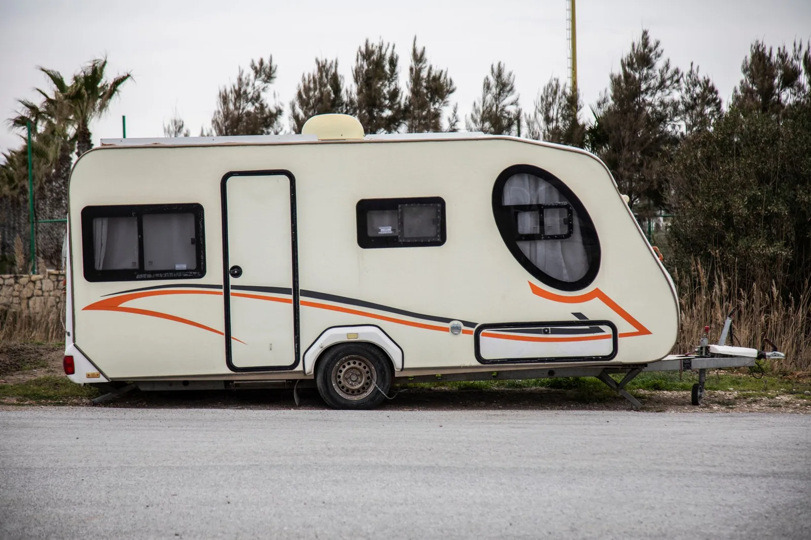 travel trailer vs fifth wheel interior living space